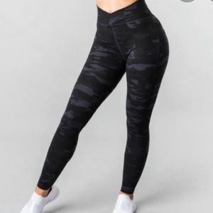 Alphalete Surface Path Leggings - Medium - Camo
